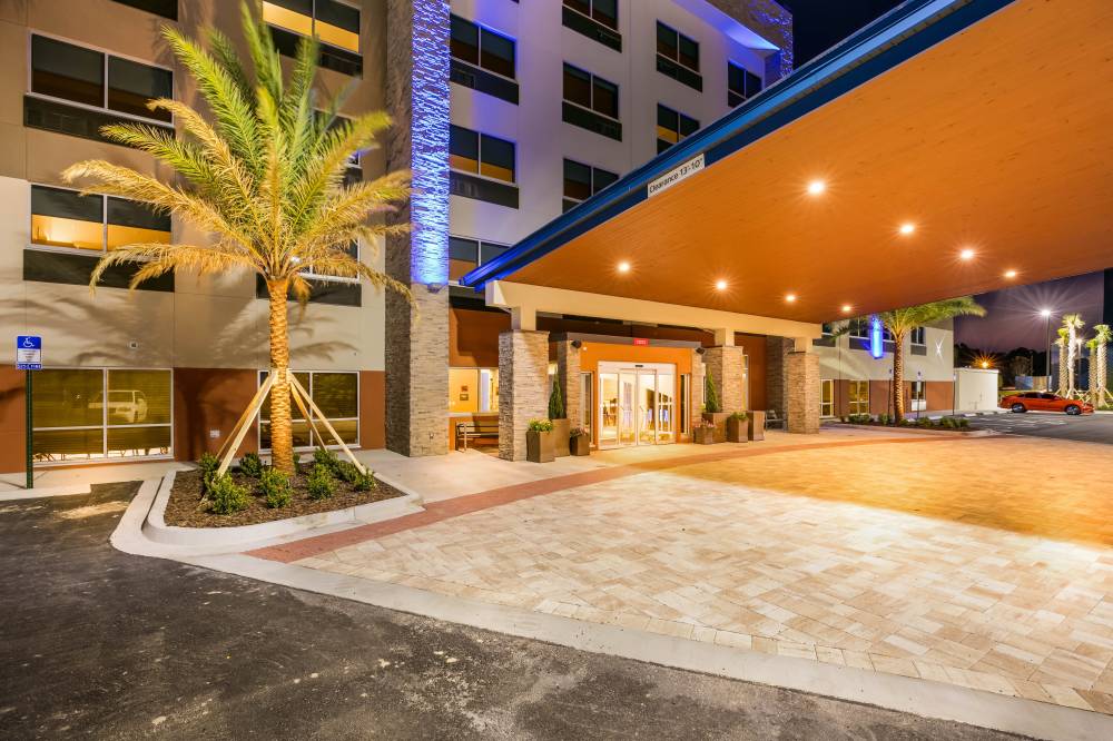 Holiday Inn Exp Stes Town Center 5