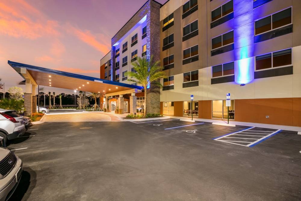 Holiday Inn Exp Stes Town Center 4