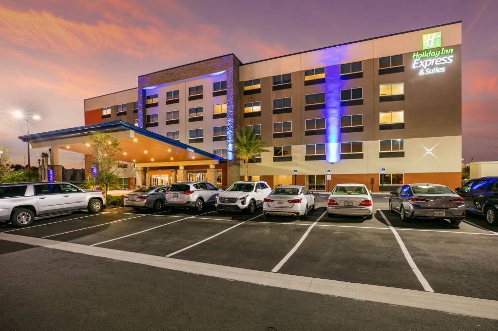 Holiday Inn Exp Stes Town Center 10