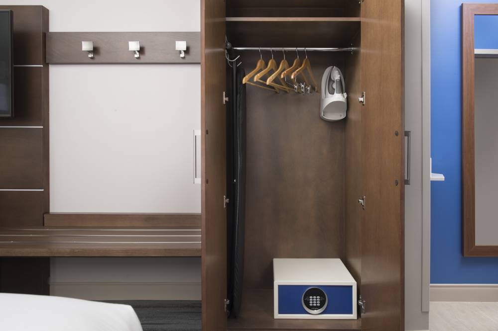 Holiday Inn Exp Stes Windcrest 4