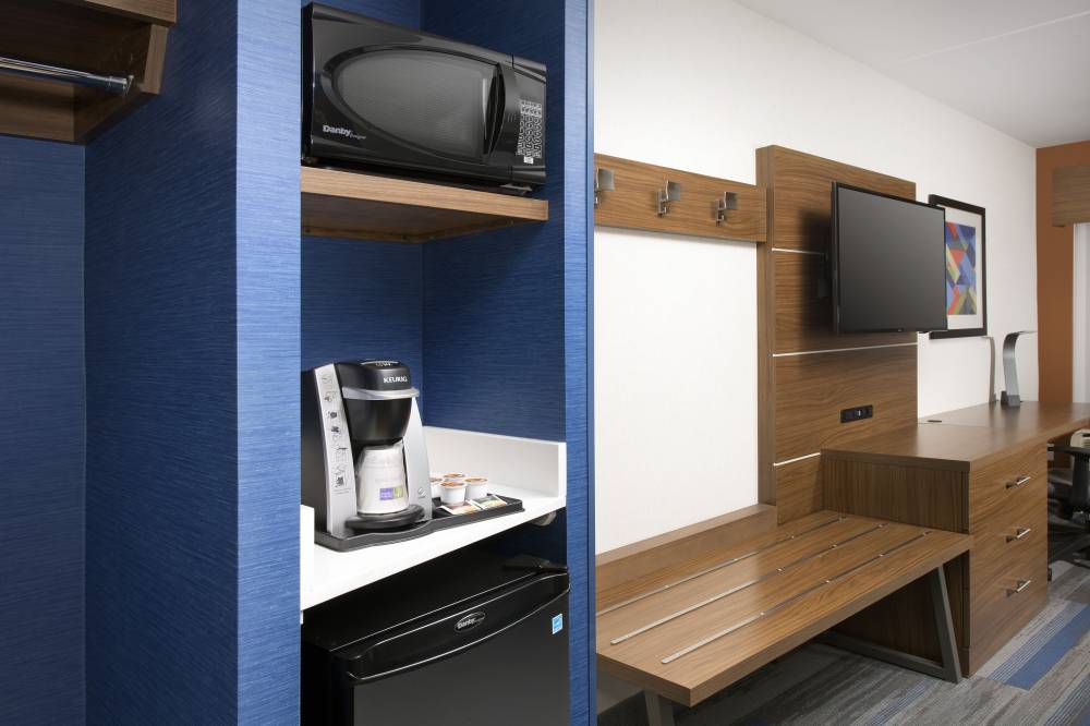 Holiday Inn Exp Stes Windcrest 3