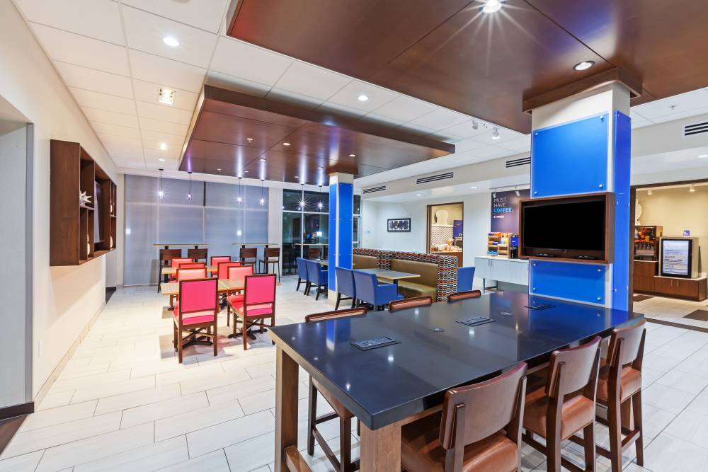 Holiday Inn Exp Stes Woodland Hills 9