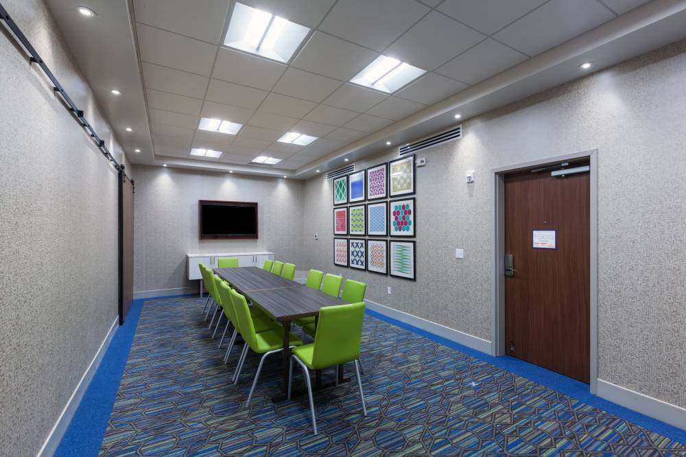 Holiday Inn Exp Stes Woodland Hills 8
