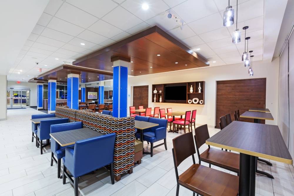 Holiday Inn Exp Stes Woodland Hills 10