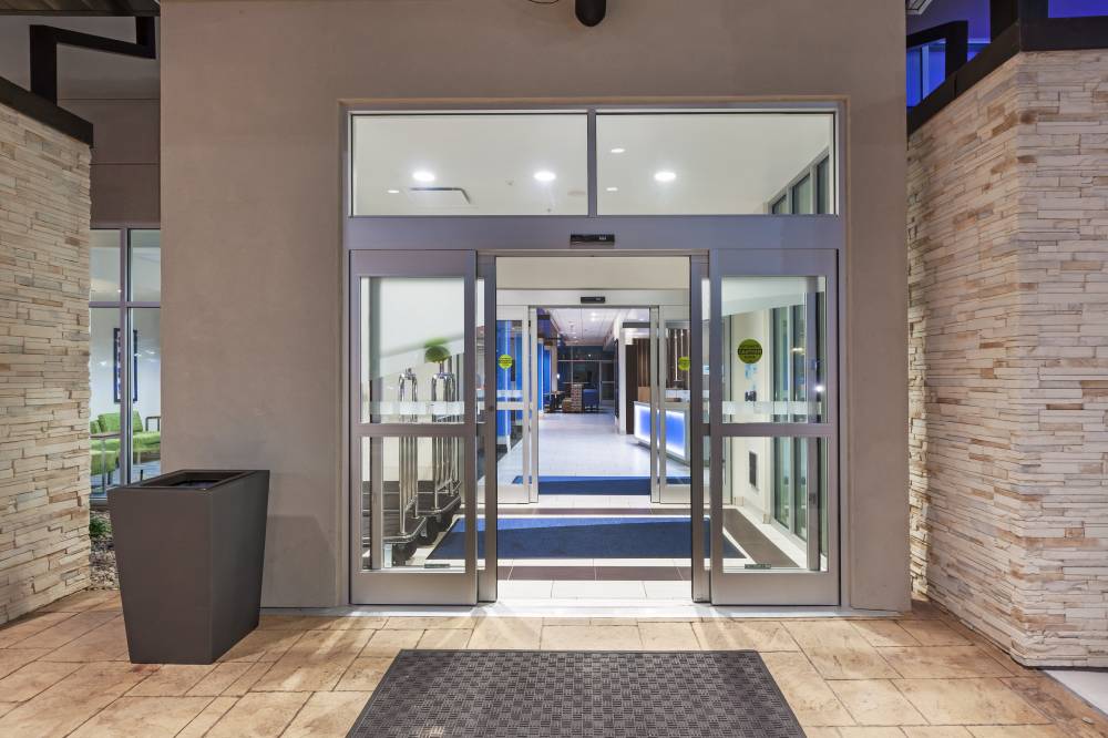 Holiday Inn Exp Stes Woodland Hills 6