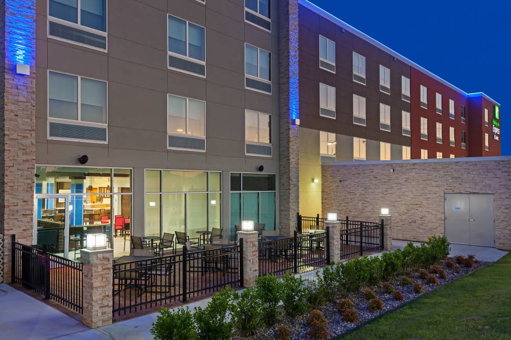 Holiday Inn Exp Stes Woodland Hills 7