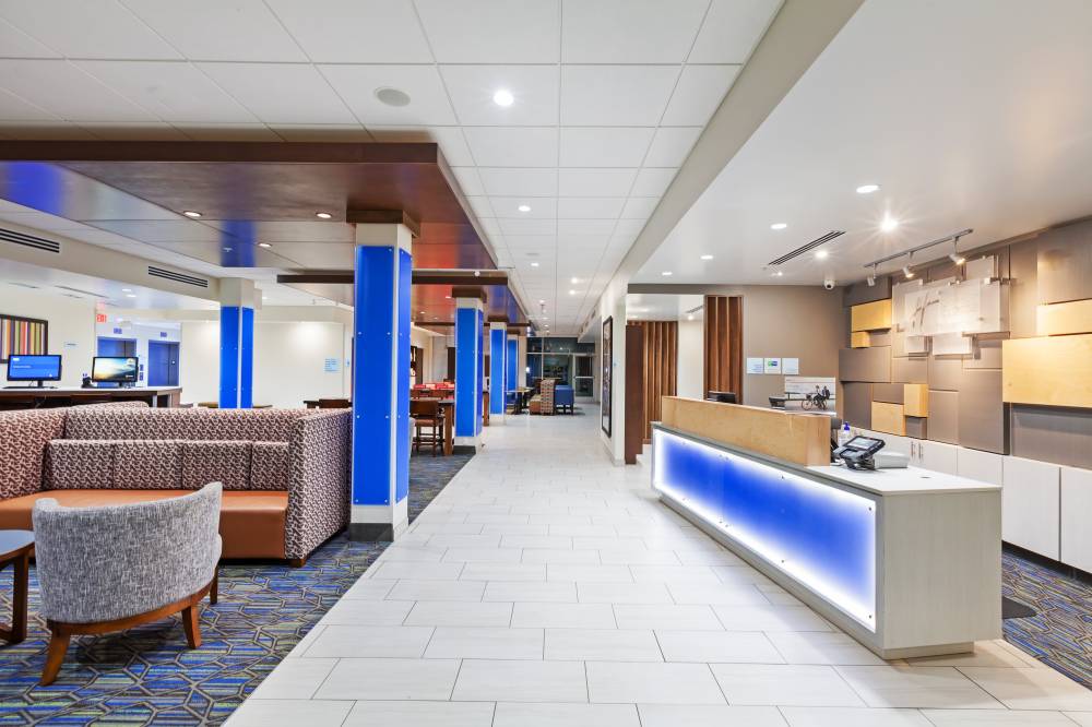 Holiday Inn Exp Stes Woodland Hills 4