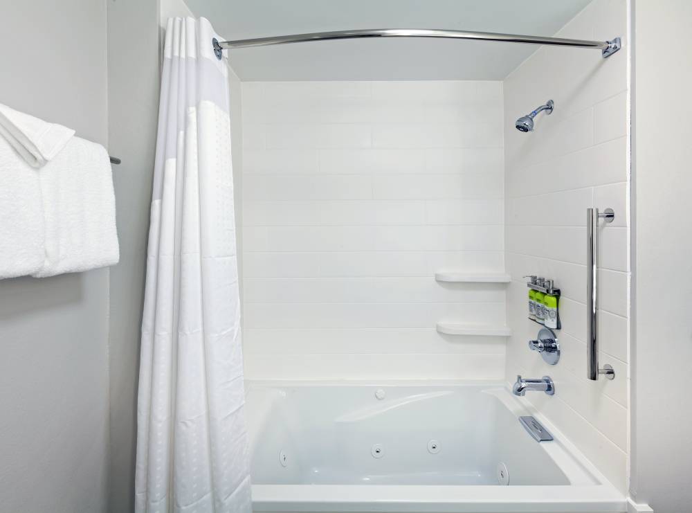 Holiday Inn Exp Stes Woodland Hills 2