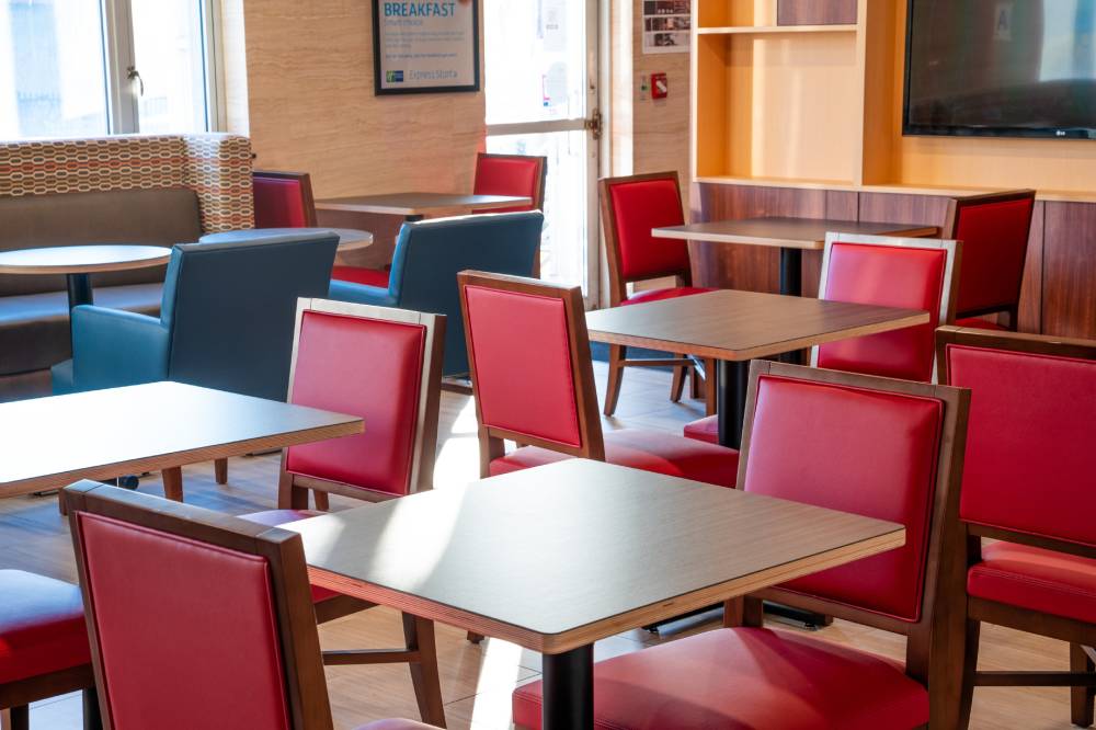Holiday Inn Express Maspeth 8