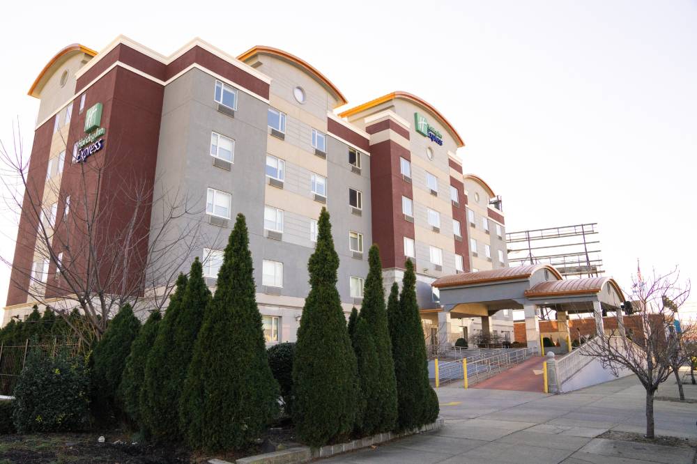 Holiday Inn Express Maspeth 4