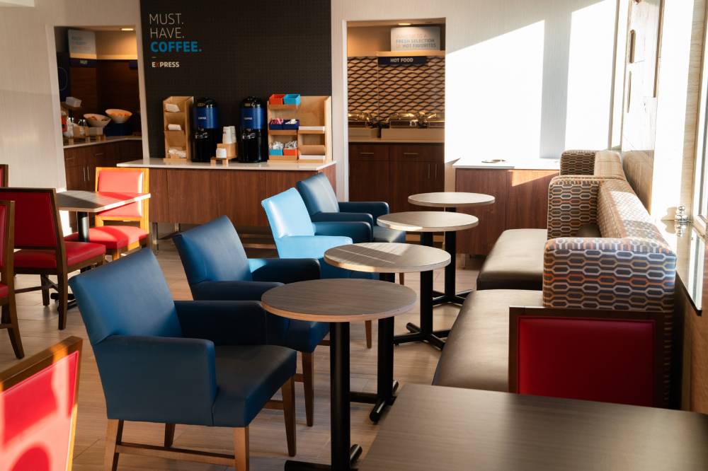 Holiday Inn Express Maspeth 10