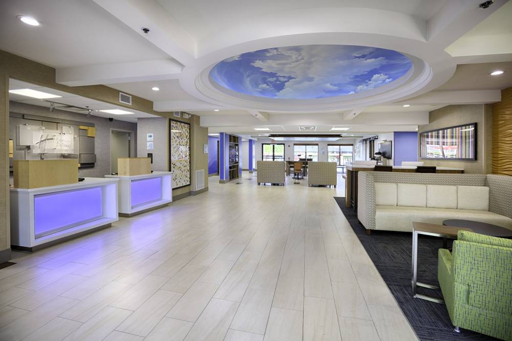 Holiday Inn Express Stes South 5