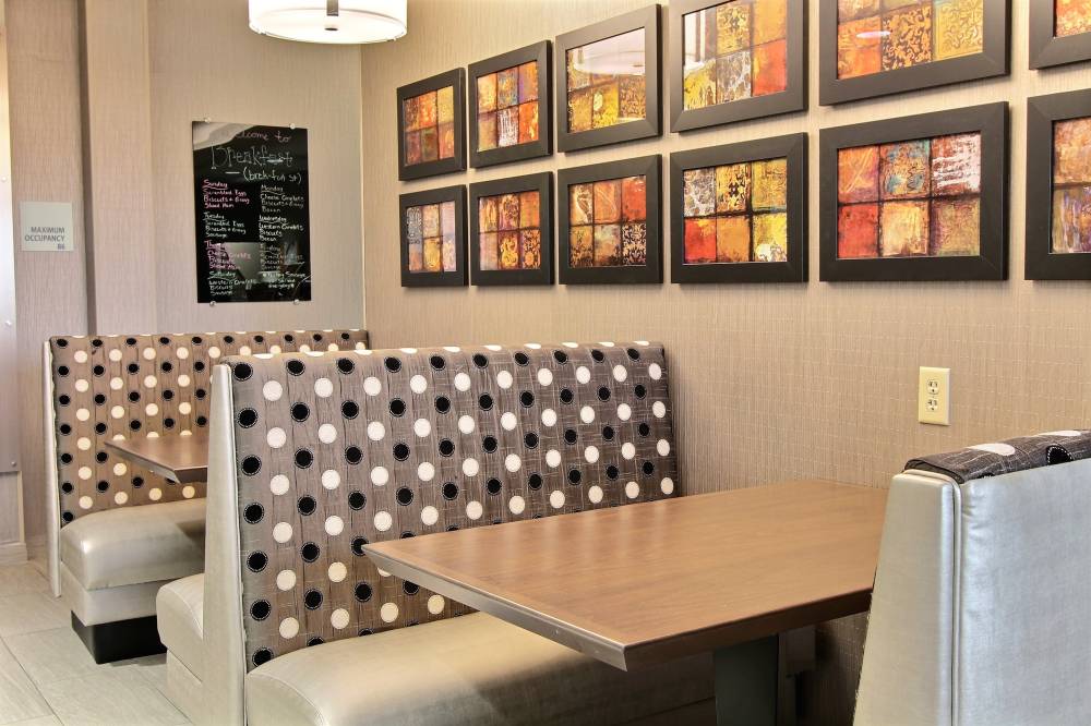 Holiday Inn Express W Acres 5