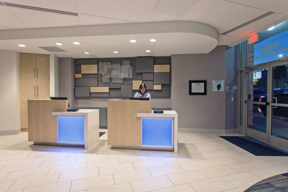 Holiday Inn Express West La 6