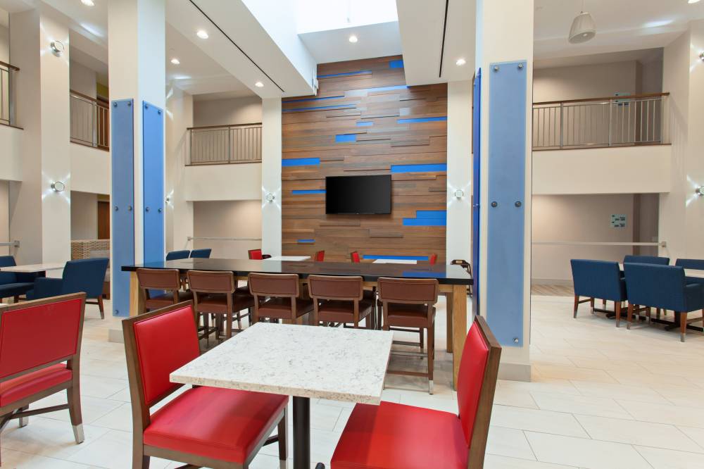 Holiday Inn Express West La 8