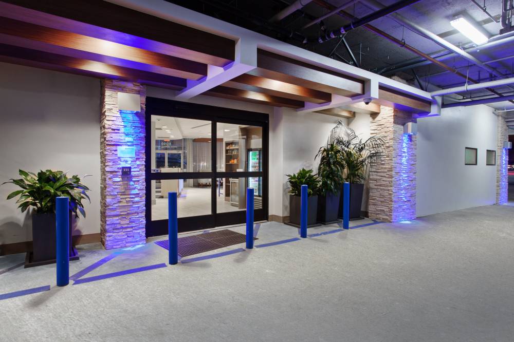 Holiday Inn Express West La 5