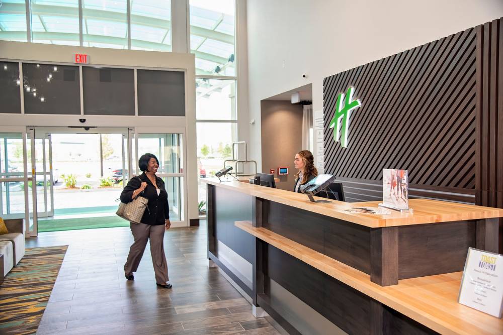 Holiday Inn Htl Stes Airport 5