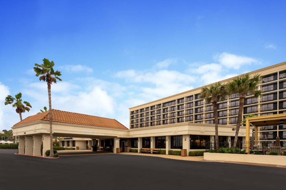 Holiday Inn On The Beach 8