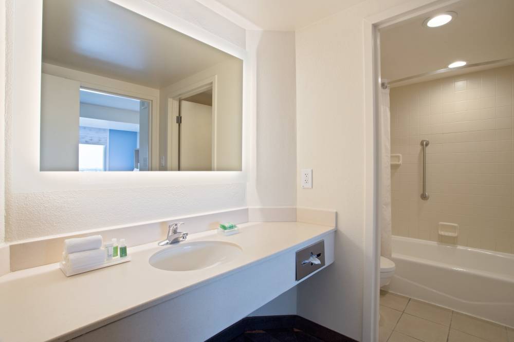 Holiday Inn Ste Unvl Studio 6