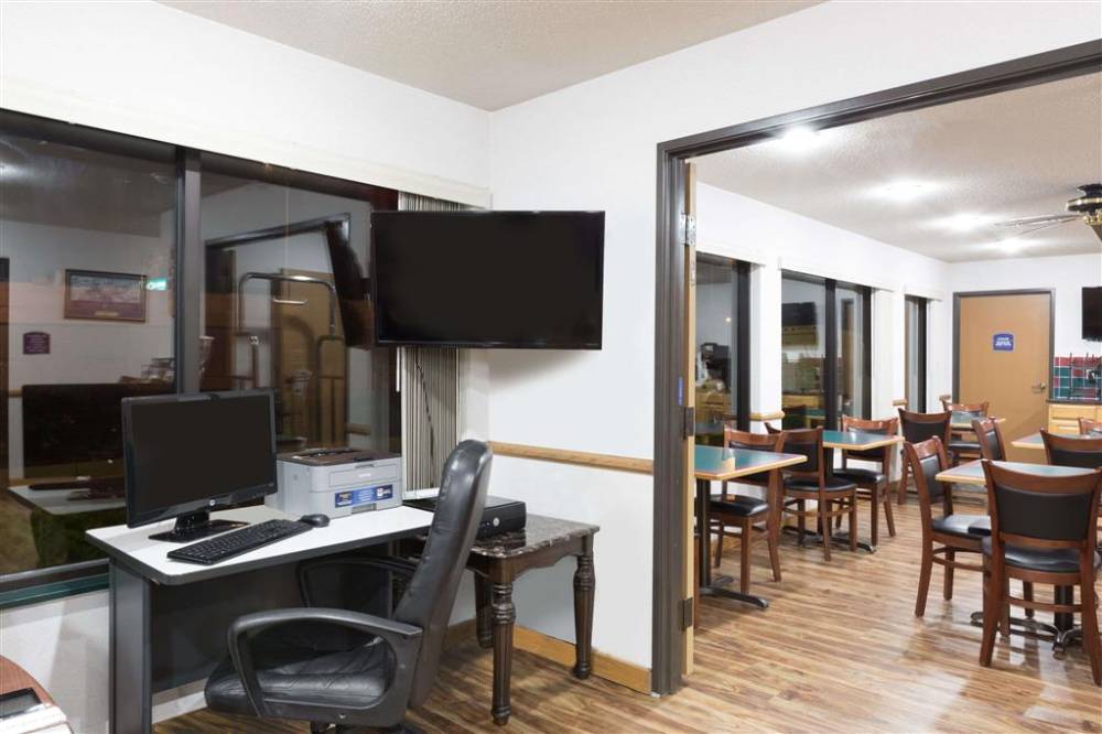 Howard Johnson By Wyndham Wichita Airport 3