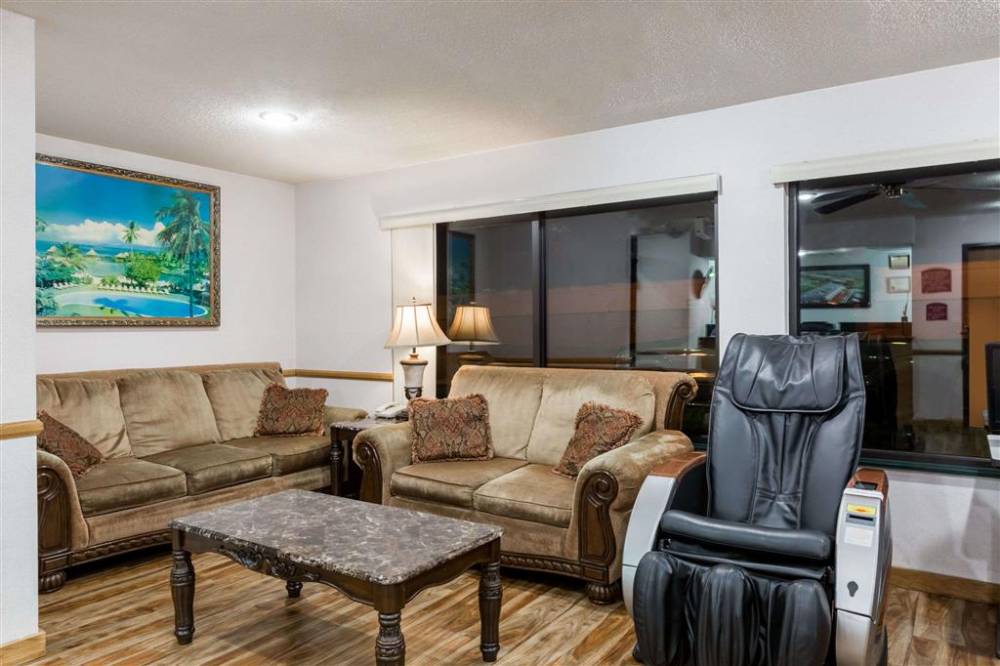 Howard Johnson By Wyndham Wichita Airport 2