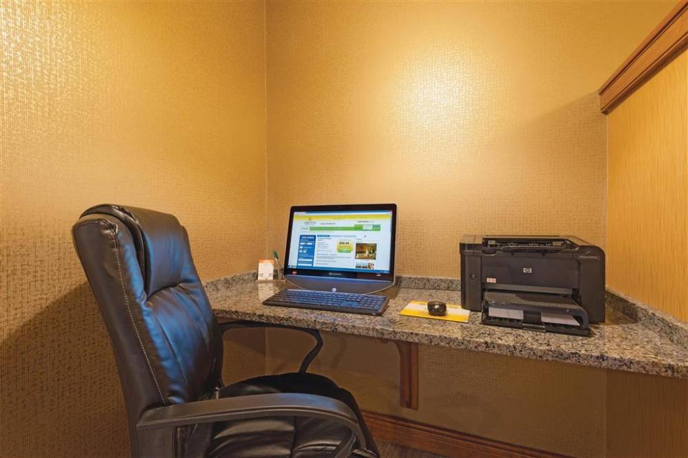 La Quinta Inn By Wyndham Buffalo Airport 5