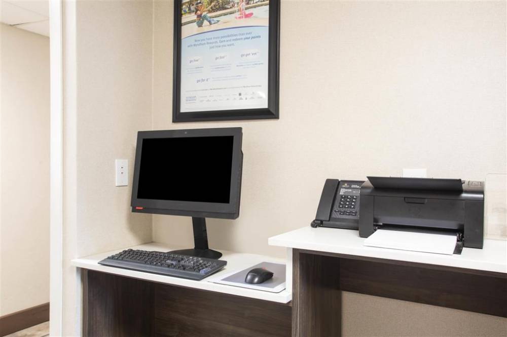 La Quinta Inn By Wyndham St. Louis Hazelwood - Airport North 4