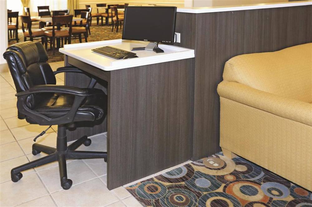 La Quinta Inn Ste Norfolk Ap 6