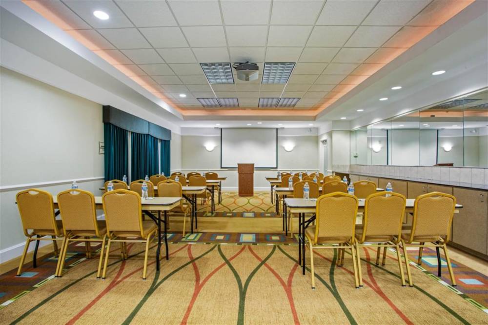 La Quinta Inn Ste Norfolk Ap 3