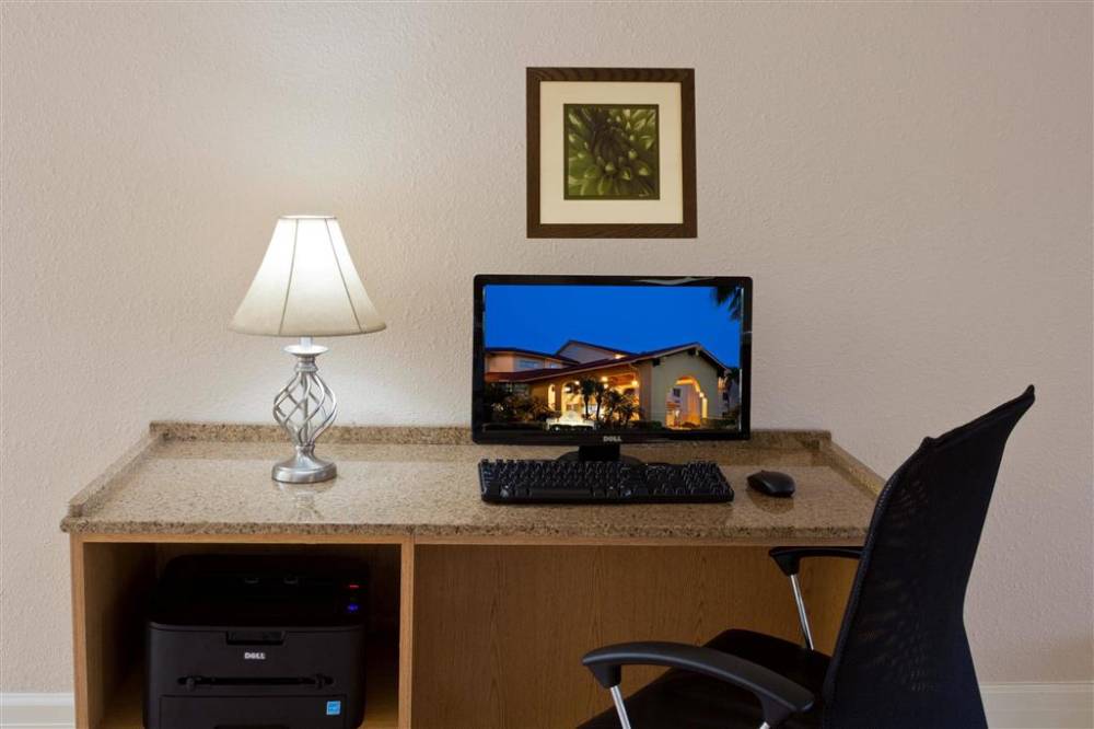 La Quinta Inn Ste Spg Airport 6