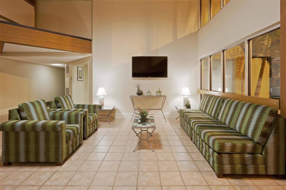 La Quinta Inn Ste Spg Airport 4