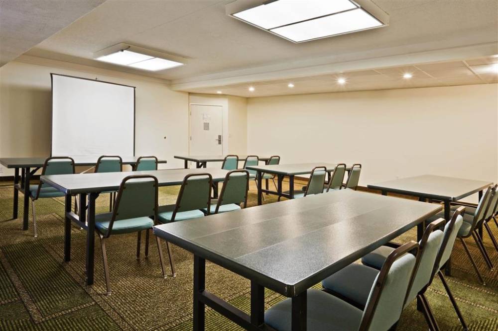 La Quinta Inn Ste Spg Airport 3