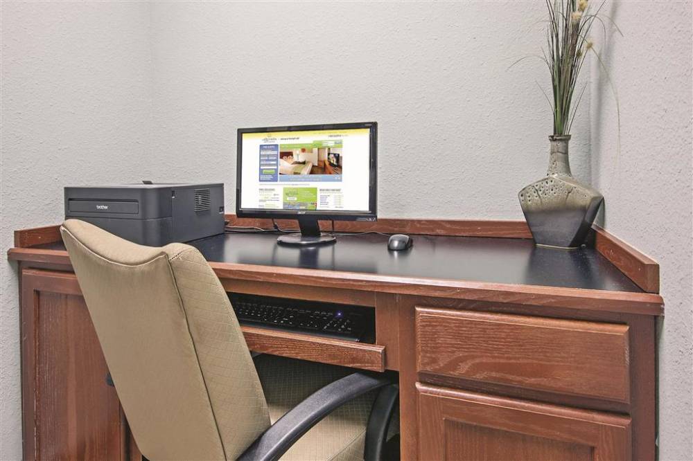 La Quinta Inn & Suites By Wyndham Dfw Airport West - Euless 6