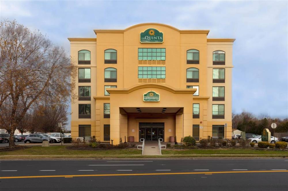La Quinta Inn & Suites By Wyndham Garden City 2