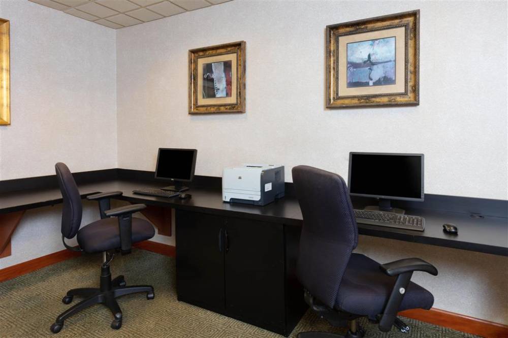 La Quinta Inn & Suites By Wyndham Garden City 7