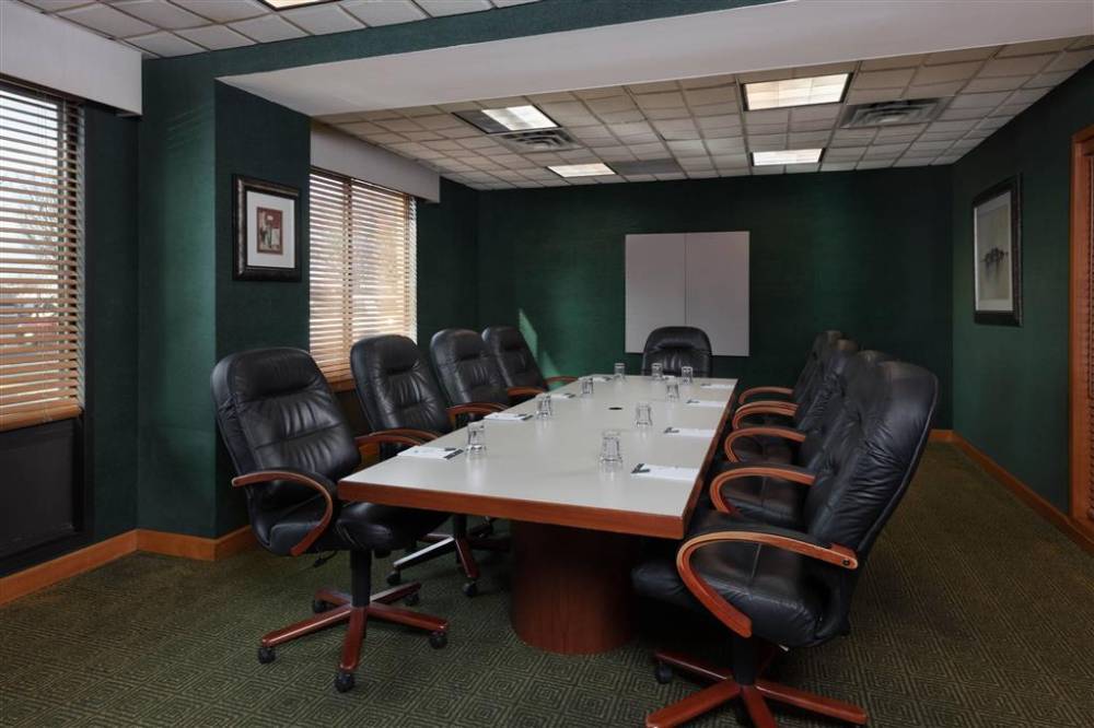 La Quinta Inn & Suites By Wyndham Garden City 3