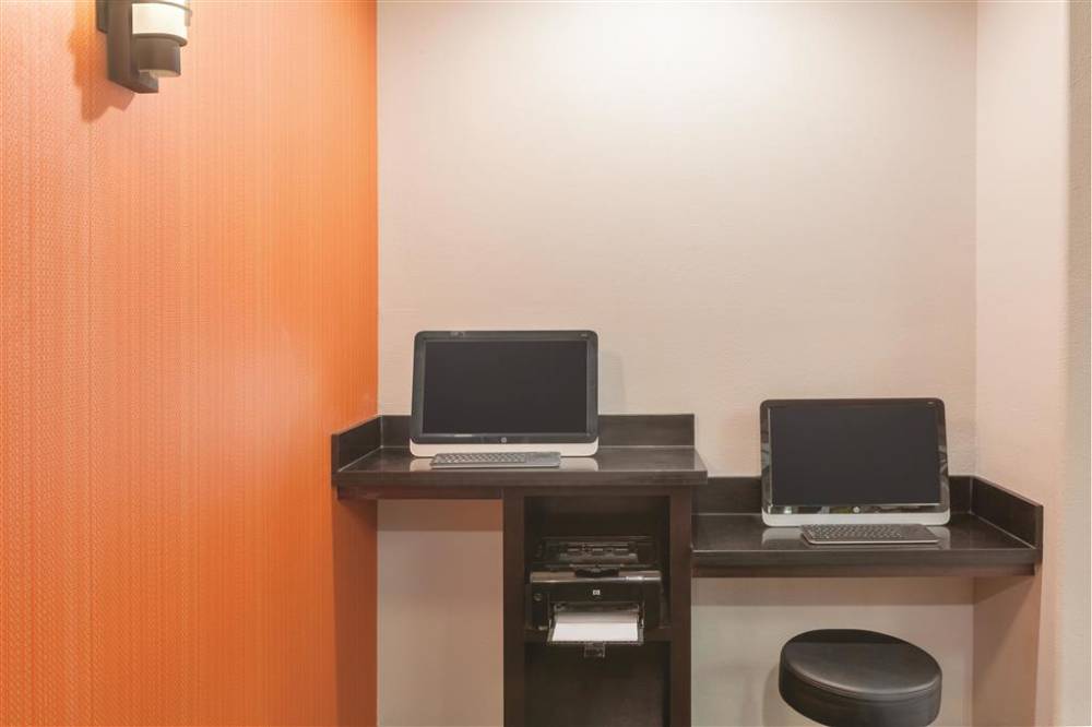 La Quinta Inn & Suites By Wyndham Houston Bush Intl Airpt E 4