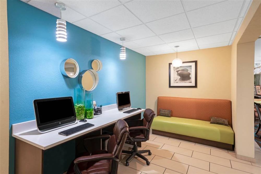 La Quinta Inn & Suites By Wyndham Knoxville Airport 8