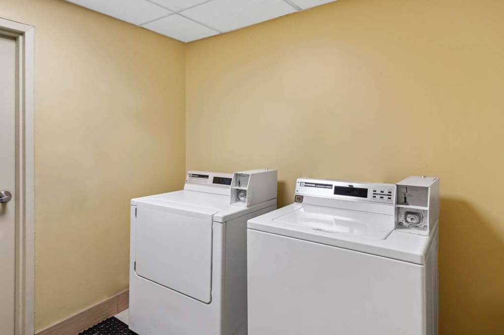 La Quinta Inn & Suites By Wyndham Knoxville Airport 3
