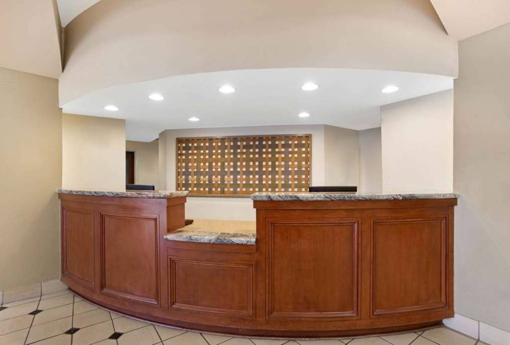 La Quinta Inn & Suites By Wyndham New Haven 3