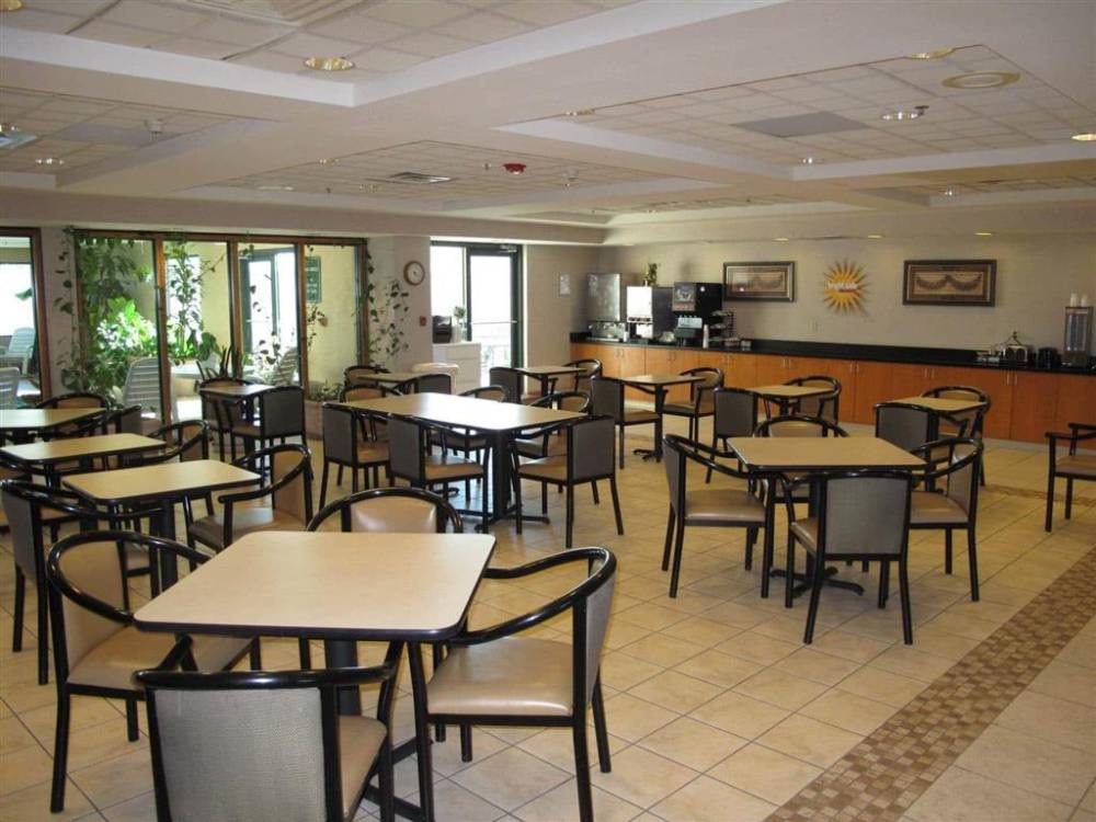 La Quinta Inn & Suites By Wyndham Omaha Airport Downtown 7