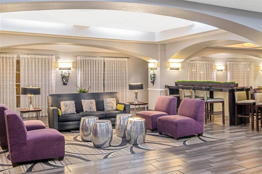 La Quinta Inn & Suites By Wyndham San Antonio Airport 4