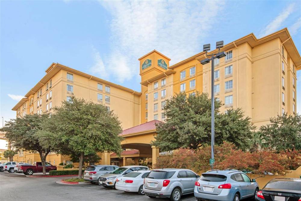 La Quinta Inn & Suites By Wyndham San Antonio Airport 2