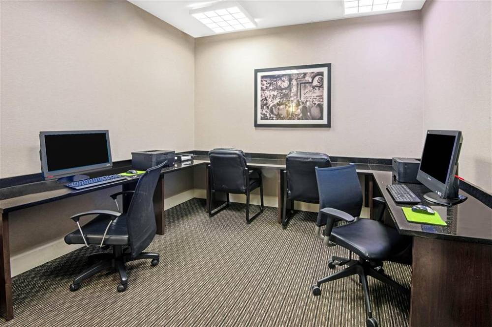La Quinta Inn & Suites By Wyndham San Antonio Airport 7