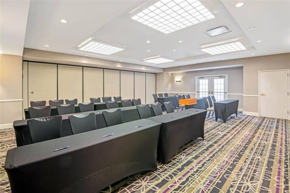 La Quinta Inn & Suites By Wyndham San Antonio Airport 3