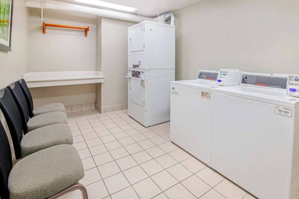 La Quinta Inn & Suites By Wyndham San Antonio Airport 6