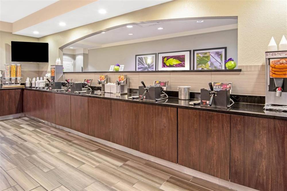 La Quinta Inn & Suites By Wyndham San Antonio Airport 5