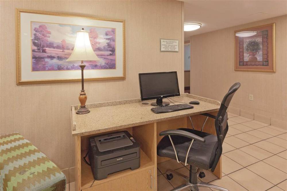 La Quinta Inn & Suites By Wyndham Warwick Providence Airport 5