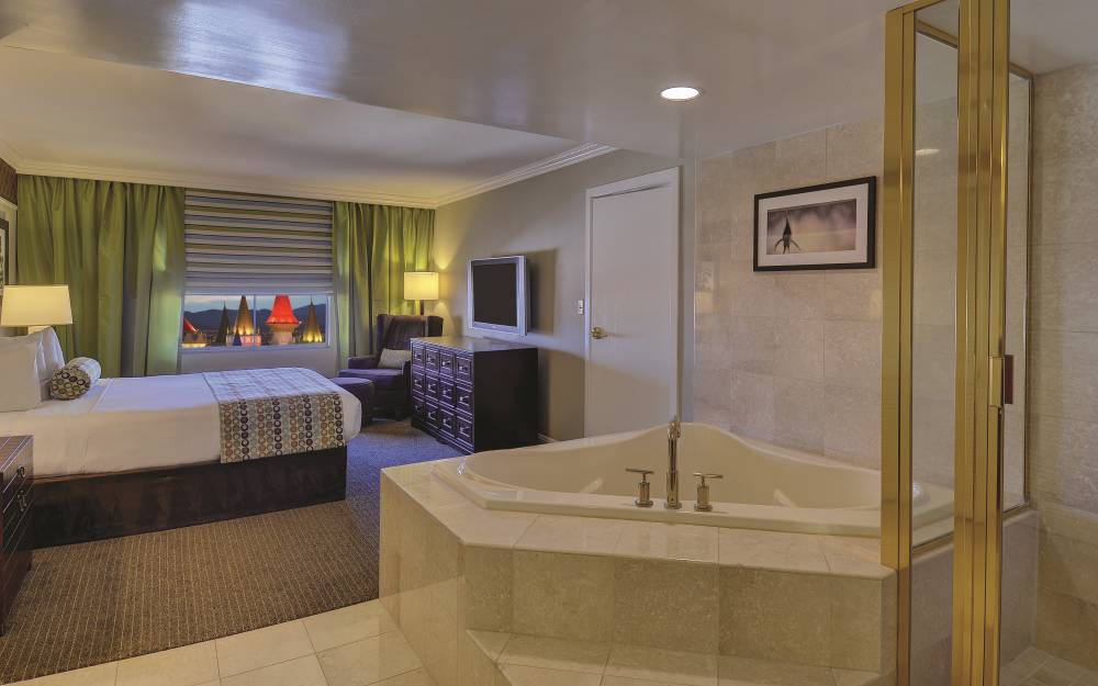 Resort Luxury Suite Tub