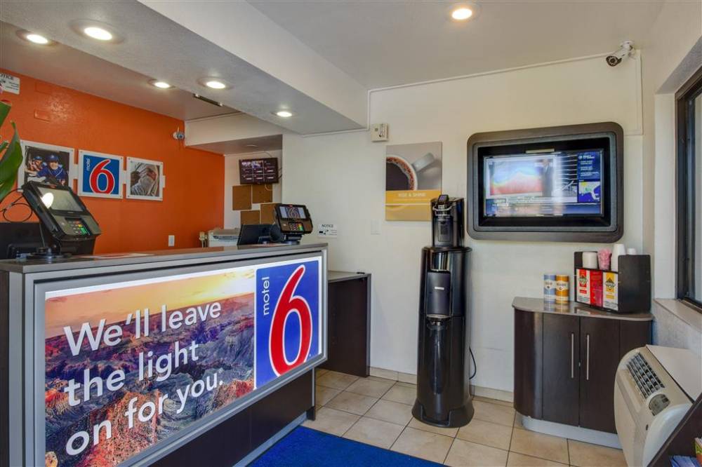 Motel 6 Phoenix Tempe-broadway-asu  2